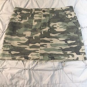 Sanctuary size 27 army skirt with pockets